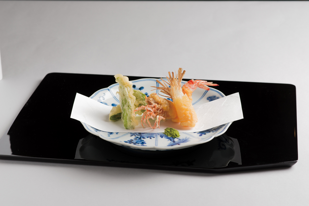 合せ出汁仕立(錦秋甘鯛蕪菁羽二重蒸し、松茸: 芽葱、 口・霰柚子)