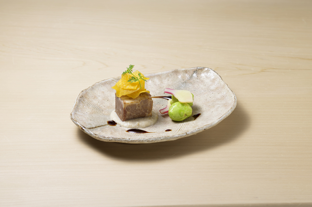 金華豚オイル煮(寄せ蚕豆、酢取り生姜、馬鈴薯煎餅、敷牛蒡、黒酢たまり)