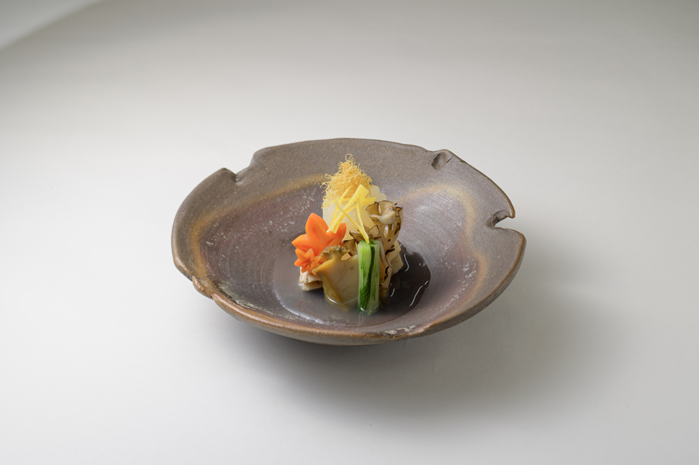 塩鰤大根、鮑油煮(紅葉人参、落ち葉茸、青味、かもじ生姜、松葉柚子、共地餡)