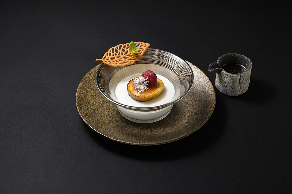 白胡麻ブランマンジェ(焼無花果、山桃、蓮根煎餅、黒蜜)