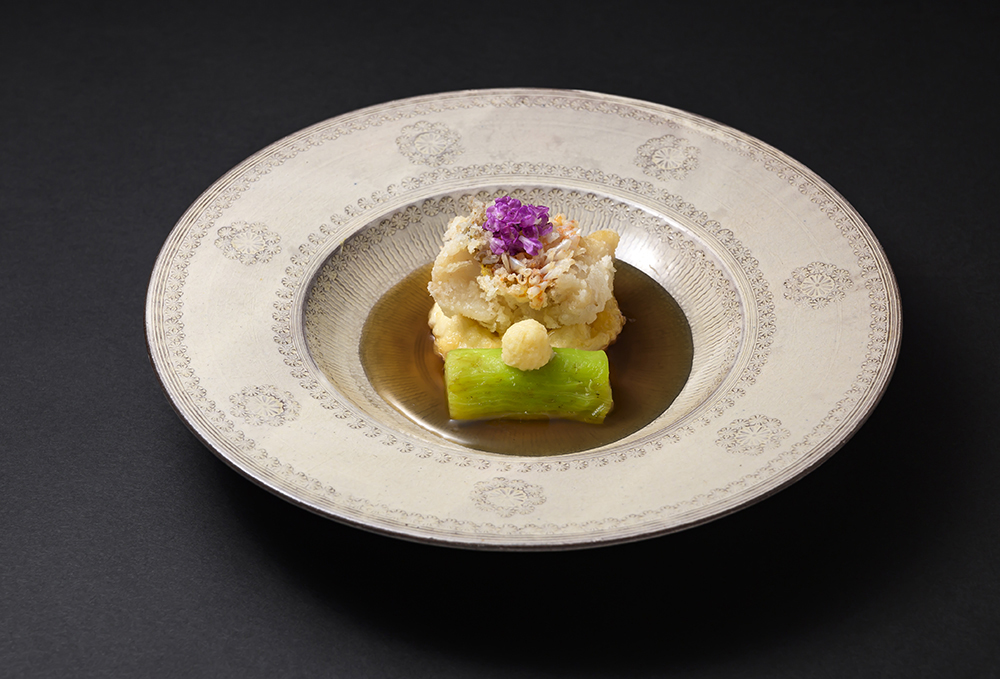 甘鯛鱗揚(焼茄子、もぐさ生姜、揚げ生湯葉、花穂紫蘇、美味餡)